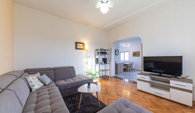 3 bedroom amazing apartment in Kastel Kambelovac