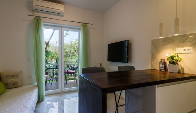 Luxury apartment literally on the beach - whirlpool and sauna