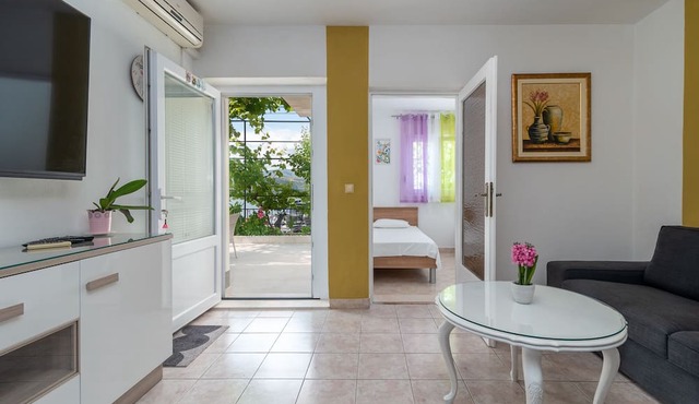 GRIGIC 1 - 2 bedroom apartment for 4 persons, 170m from a beach