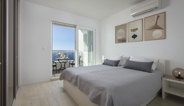 Spacious Beachfront Apartments Tanita