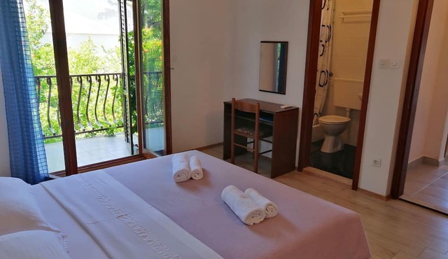 Apartments and Room Caric